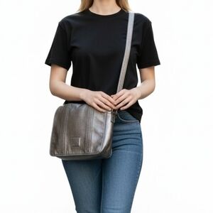 Longchamp Besace En Cuir Silver Leather Flap Shoulder Bag  Like New